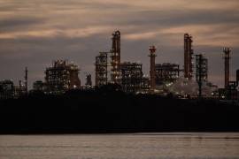 Plantas de proceso de la refinería Olmeca Dos Bocas captadas desde el margen del Río Seco.