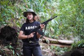 Una miss birmana empuña un rifle de asalto contra la junta militar