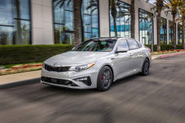 KIA Optima 2019 luce un facelift que lo aproxima al Stinger