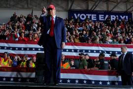 El candidato presidencial republicano, el expresidente Donald Trump, se marcha después de hablar durante un mitin de campaña en el aeropuerto del condado de Dodge en Juneau, Wisconsin.