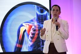 Rocío Guillén, especialista en algología, disciplina dedicada al tratamiento del dolor, habla hoy durante una rueda de prensa en Ciudad de México (México).