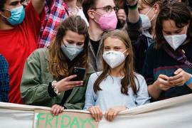 La activista climática sueca Greta Thunberg (c) y la activista climática alemana Luisa Neubauer (i) asisten al día de acción climática global Fridays For Future en Berlín, Alemania. EFE/EPA/Clemens Bilan