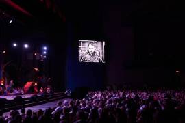 Una imagen de Fidel Castro se proyecta en una pantalla grande durante una gala conmemorativa del centenario de su nacimiento en el teatro Karl Marx de La Habana, Cuba, el jueves 13 de agosto de 2026.