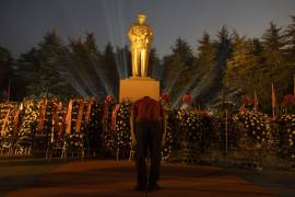 Un hombre se inclina ante la estatua de bronce de Mao Zedong en Shaoshan, provincia de Hunan, en el centro de China.