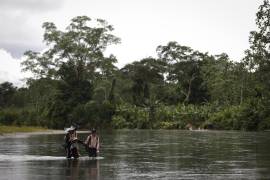 2 de noviembre de 2024 de Luis, un migrante venezolano cargando a su hijo Matías Infante de 1 año junto a su esposa Sharon Morales, a través del río Tuquesa, en Bajo Chiquito, Darien, Panamá.