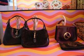 Bolsos Gucci estilo vintage en la nueva tienda de concepto en línea, llamada Gucci Vault, en Milán, Italia.