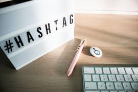 Tras casi veinte años como el recurso predilecto para clasificar publicaciones, la clásica almohadilla se enfrenta a un desinterés técnico y estético en los entornos de trabajo digitales.