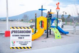 Trabajadores realizan labores de mantenimiento en los campos de fútbol “La Estación”.