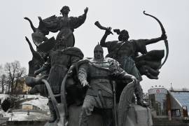 Vista del monumento dedicado a los fundadores de Kiev en la plaza de la Independencia. EFE/Ignacio Ortega