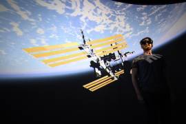 Hadrien Gurnel, ingeniero de software del laboratorio de museología experimental de la universidad suiza EPFL, explora con gafas 3D el mapa más detallado del universo con el software de realidad virtual VIRUP en St-Sulpice, cerca de Lausana. AP/Laurent Gillieron/Keystone