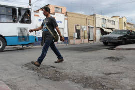 Lleno de fallas, pavimento recién colocado en céntrica calle de Saltillo