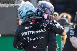 El finlandés Valtteri Bottas (i) de Mercedes celebra con el británico Lewis Hamilton de Mercedes (segundo lugar) luego de ganar el primer lugar (Pole Position) hoy, en la clasificación del Gran Premio de Fórmula Uno de México que se realiza en el Autódromo Hermanos Rodríguez en Ciudad de México