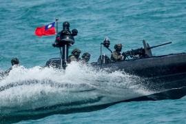 Infantería de marina taiwanesa a bordo de una lancha de asalto para operaciones especiales M109 maniobra durante un ejercicio, como parte de las maniobras militares anuales Han Kuang en Kaohsiung, Taiwán.