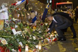 Hollande y Obama riden homenaje a víctimas del Bataclan