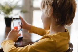 Un Niño tocando la pantalla de su ‘smartphone’.