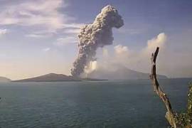 En esta imagen de un video distribuida por el Centro de Vulcanología y Mitigación de Desastres Geológicos (PVMBG), se puede apreciar al volcán Anak Krakatau lanzando material al aire .