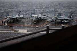 En la imagen se observan aviones militares en un portaviones de Estados Unidos.