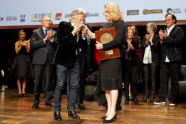 Recibe Catherine Deneuve un emotivo homenaje en Francia