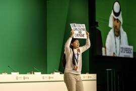 La activista climática indígena de la India, Licypriya Kangujam, de 12 años, sostiene una pancarta mientras protesta en la COP28 en Dubai, Emiratos Árabes Unidos.