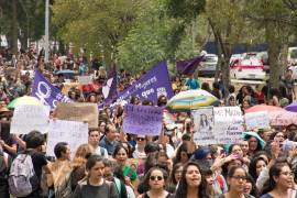 Marchan más de dos mil mujeres en CU contra los feminicidios