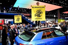 Activistas de Greenpeace irrumpen y se suben en los autos del Salón Internacional del Automóvil de Frankfurt, ve estas imágenes