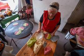 La tortilla de maíz también encareció su precio, con un aumento de 16.9 por ciento, al pasar de 20.90 a 24.42 pesos por kilogramo. Su presencia en diversos alimentos amplía el efecto de su variación sobre el gasto familiar.