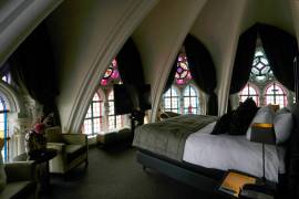 Una habitación del hotel Martin’s Patershof, en el centro de Malinas, Bélgica. Muchas iglesias en Europa están siendo reconvertidas para preservar su relevancia histórica y arquitectónica.