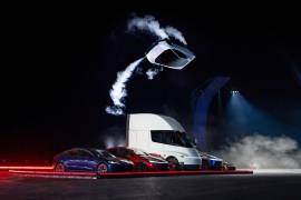El prototipo de la nueva generación de su deportivo eléctrico Roadster sobrevolando invertido sobre varios autos en las instalaciones de pruebas de cohetes de SpaceX en McGregor, Texas.
