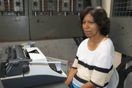 Lupita, una de las pocas escribanas que quedan en Saltillo