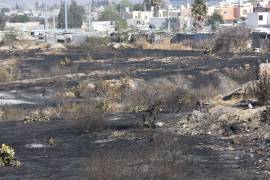 Solo cenizas y escombros quedó de una veintena de viviendas que fueron consumidas por el fuego el pasado miércoles en Lomas del Refugio.