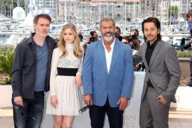 Mel Gibson baila en Cannes para presentar su nuevo filme