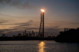 La paraestatal indicó que en la planta de refinación se llevan a cabo operaciones de vaciado que contemplan el uso de vapor de agua y “venteos abiertos controlados”.