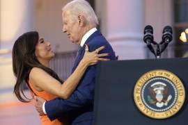 Según usuarios de redes sociales, al sentirse incómoda por lo ocurrido, la actriz estadounidense, de 48 años de edad, inmediatamente quita su mano. Joe Biden continuó como si nada