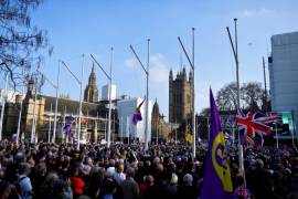 Miles de partidarios del &quot;brexit&quot; protestan frente al Parlamento británico