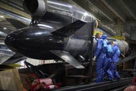 Trabajadores inspeccionan un misil de crucero Flamingo en la fábrica secreta de Fire Point en Ucrania.