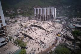 Residentes y rescatistas buscan entre los escombros dos días después del terremoto que azotó La Guaira, Venezuela, el viernes 26 de junio de 2026.