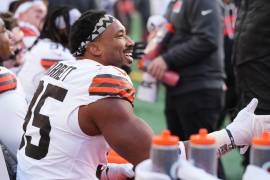 Myles Garrett celebra la captura con la que rompió el récord histórico de la NFL durante el triunfo de los Browns de Cleveland ante Bengals de Cincinnati.