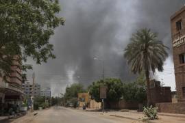En la capital y otros lugares de la nación africana se produjeron choques entre el ejército de Sudán y un poderoso cuerpo paramilitar.