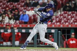 Christian Yelich rompe racha de jonrones pero ayuda a los Brewers para vencer a los Reds