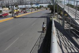El puente peatonal colocado frente a la Clínica La Concepción dirige prácticamente al arroyo de la calle; no existen banquetas en esa área.