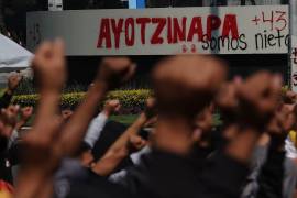 Familiares de los 43 normalistas de Ayotzinapa se manifestaron en el Antimonumento +43 sobre Paseo de la Reforma en CDMX.