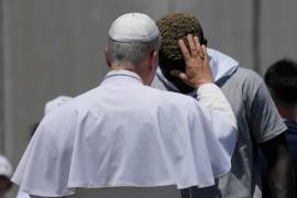 El papa León XIV bendice a un migrante durante un encuentro con organizaciones que trabajan con migrantes en Arguineguín, en las Islas Canarias, España.