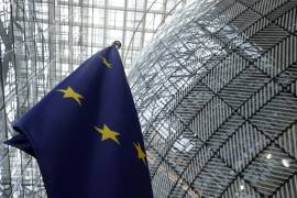 La bandera de la Unión Europea en el interior del atrio durante una cumbre de la UE en el edificio del Consejo Europeo en Bruselas.