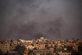 Grandes nubes de humo pueden verse desde Rafah, en señal de los ataques que realiza el Ejército israelí.