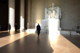 AMLO deja ofrendas tras visita a los monumentos de Lincoln y Juárez en EU