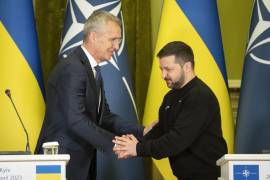 El secretario general de la OTAN, Jens Stoltenberg, y el presidente de Ucrania, Volodímir Zelenski, a la derecha, se saludan después de una conferencia de prensa conjunta en Kiev, Ucrania.