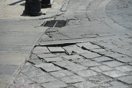 Parte del empedrado presenta piezas desplazadas y espacios que generan irregularidades sobre la vialidad.