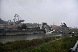 Se desploma un puente en Génova y varios vehículos caen al vacío (Fotogalería)