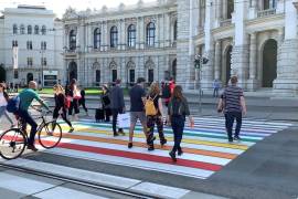 Viena celebra el EuroPride con paso peatonal con los colores de la bandera LGTB