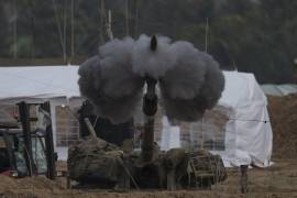 Una unidad móvil de artillería israelí dispara un proyectil desde el sur de Israel hacia la Franja de Gaza, en una posición cercana a la frontera entre Israel y Gaza.